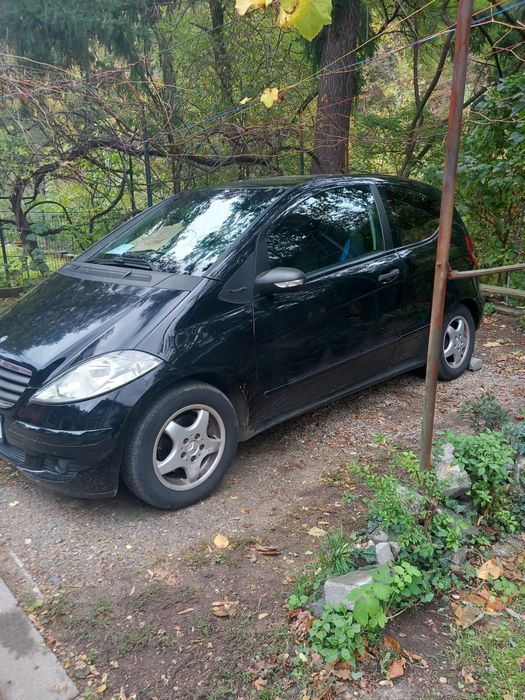Mercedes-Benz  An2005,2 uși, 5 locuri
