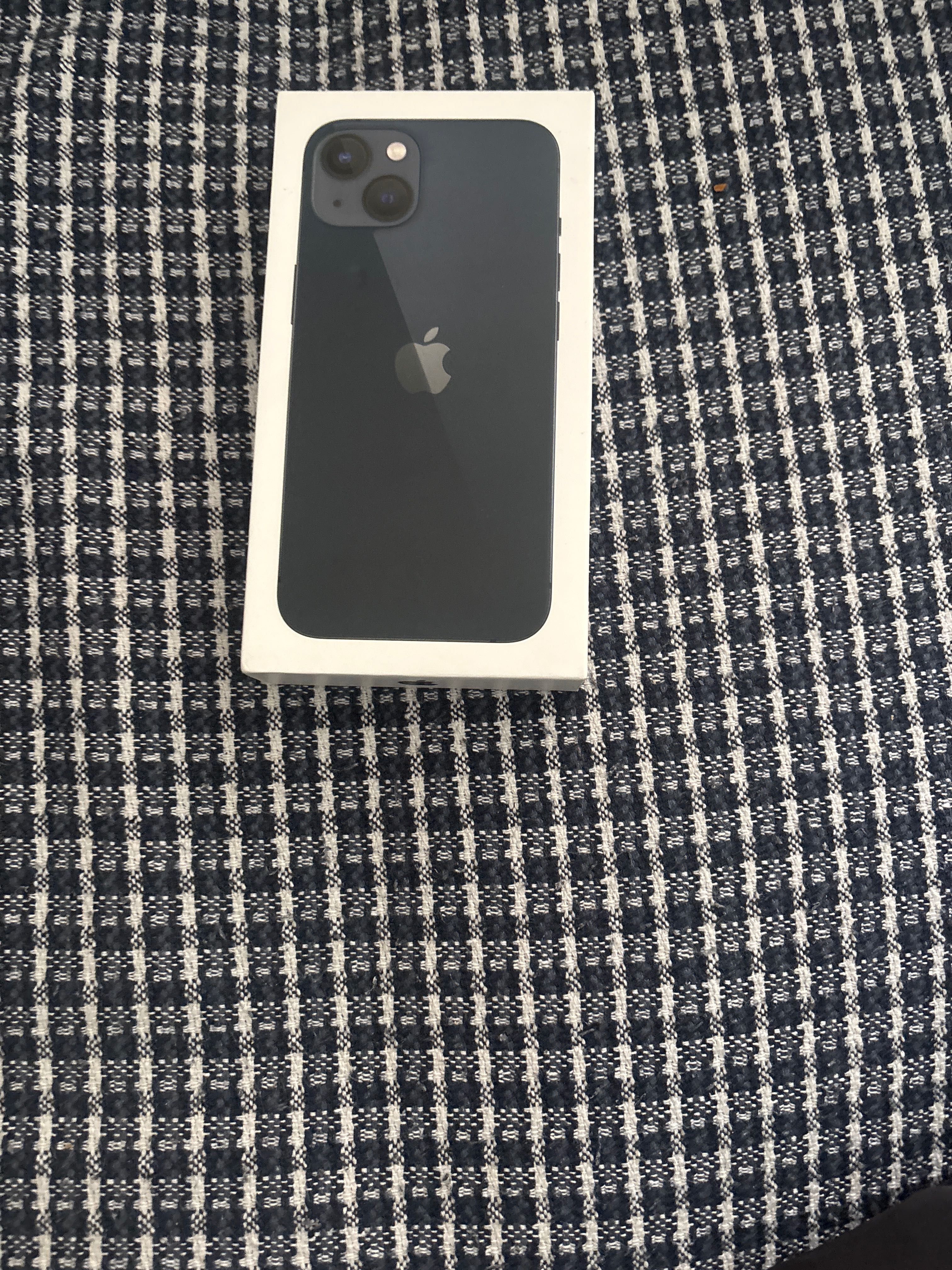 iPhone 13 ,( новый , без повреждений )
