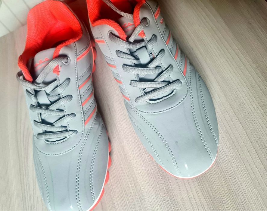 Кроссовки женские