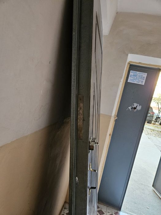 Продаётся дверь входная железная