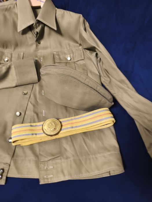 Centură militară de paradă, bonetă și cămașa militară din perioada Com