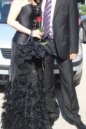 Абитуриентска официална бална дълга черна рокля със Сваровски и пера