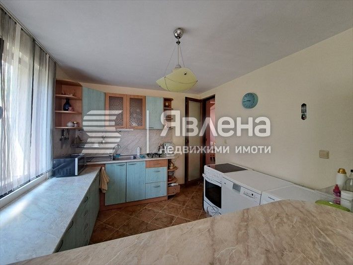 Многофамилна Къща на три етажа в квартал Виница