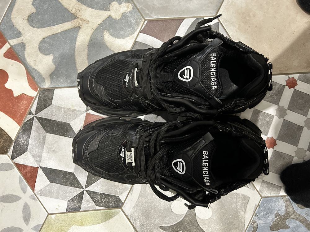 Balenciaga runner tripple black