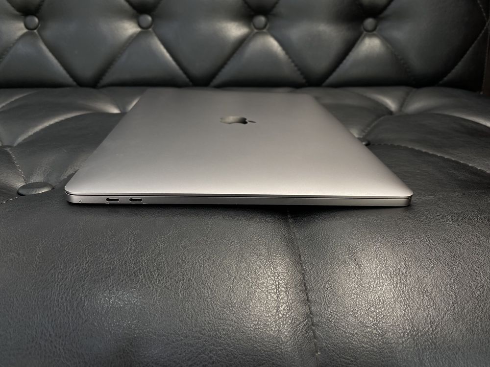 Apple Macbook Pro 2018 года 15-inch i7 16-256 GB в хорошем состоянии