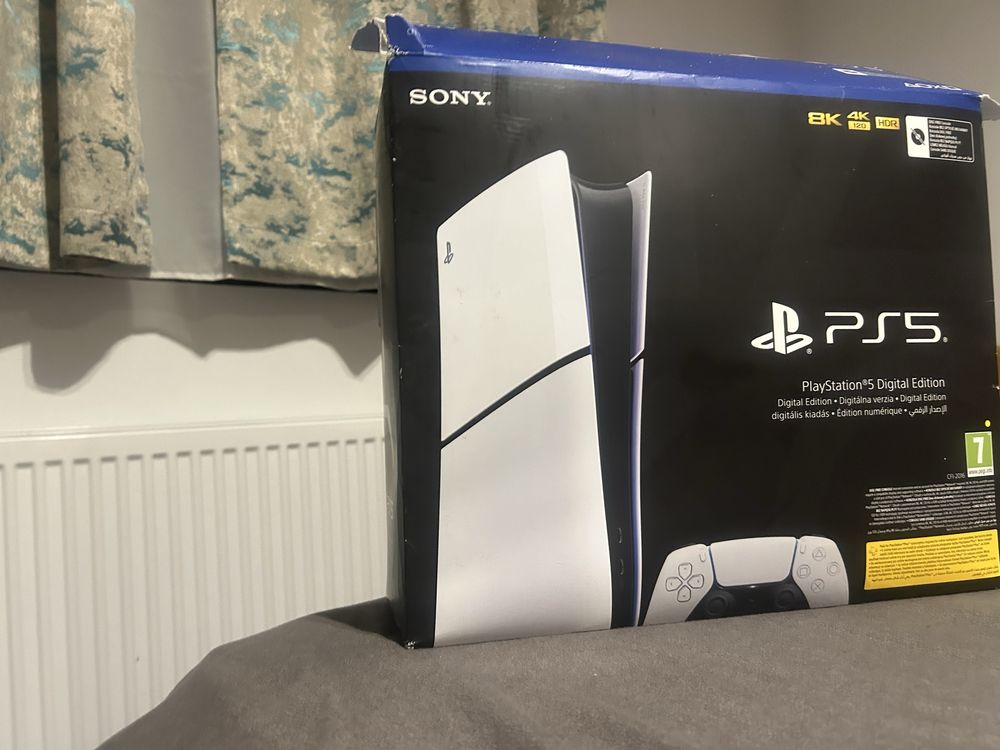 PS 5 Slim cu o consola