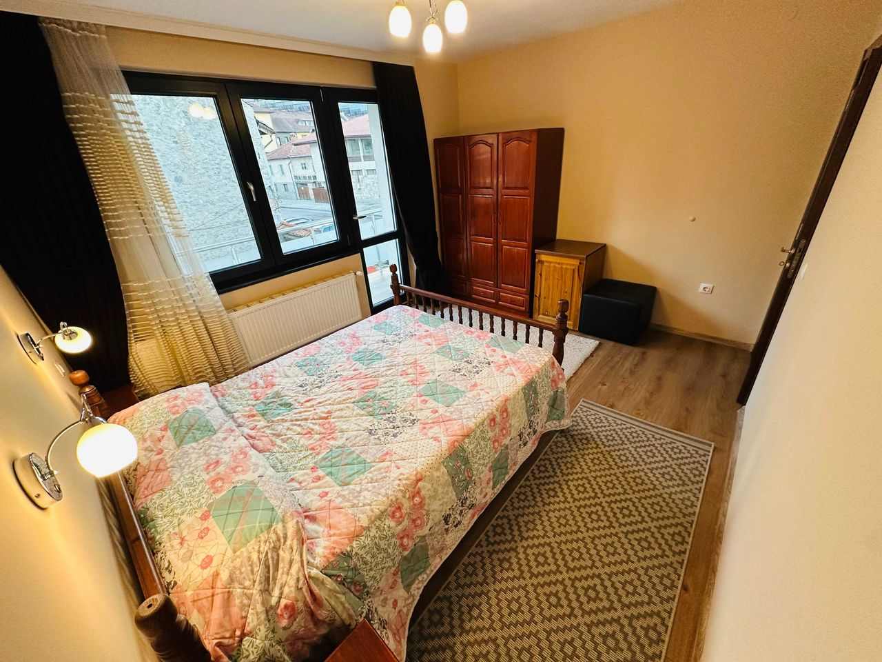Дава се под наем Тристаен апартамент в Банско - 95 кв.м за 800 € - Снимка #1
