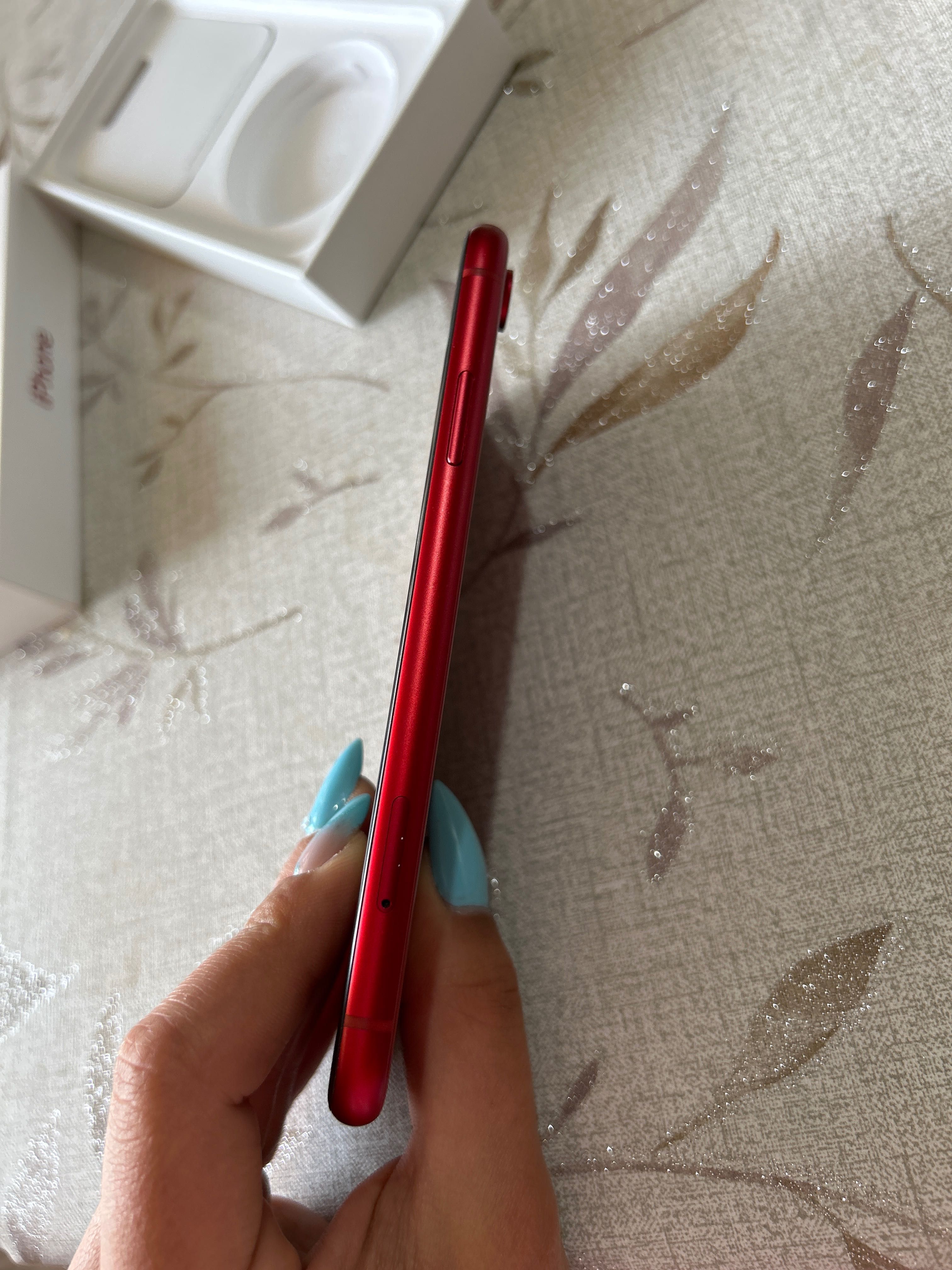 iPhone XR с кутия