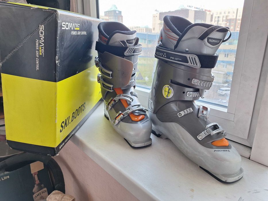 Ботинки лыжные почти новые 45-46 размер с коробкой