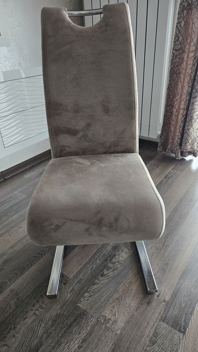 Плюшен трапезен стол!