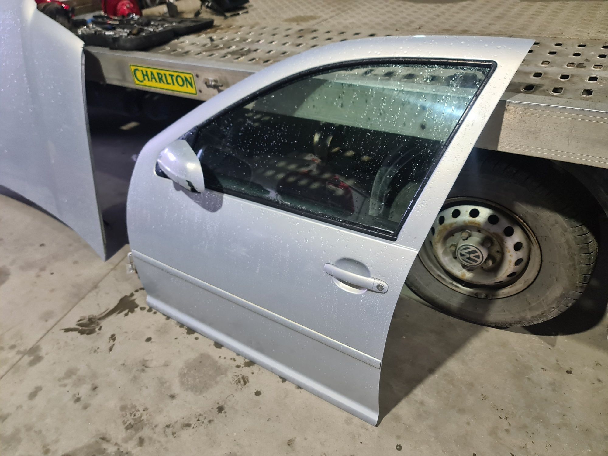 Ușa stanga fata vw golf 4 pe culoarea argintiu gri