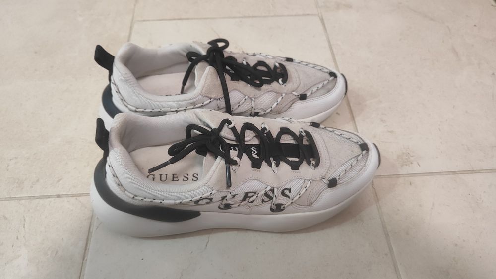 Сникърси на марката Guess