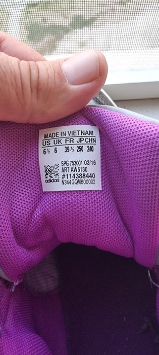 Маратонки ADIDAS  номер 39 1/3.като нови