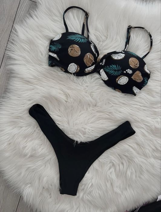 Costum de baie frumos cu nuci de cocos