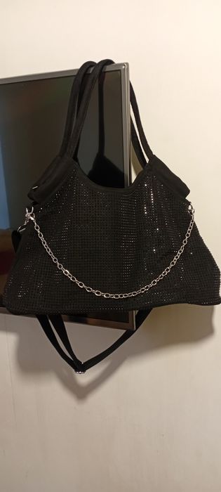 Продам женскую сумку, новая, вместительная, качество отличное, чёрная.