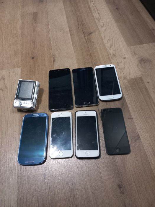 Telefoane defecte și diverse huse noi