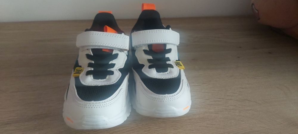 Чисто нови детски маратонки