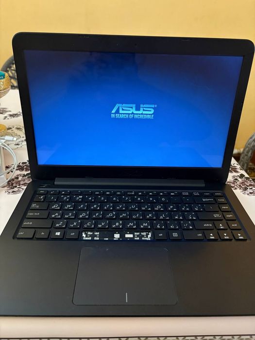 Asus Noutbuk sotiladi 
Aybi rasmda bashqa aybi yoq
zaryatchik ba
puli