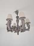 Lustra din lemn cu un design deosebit