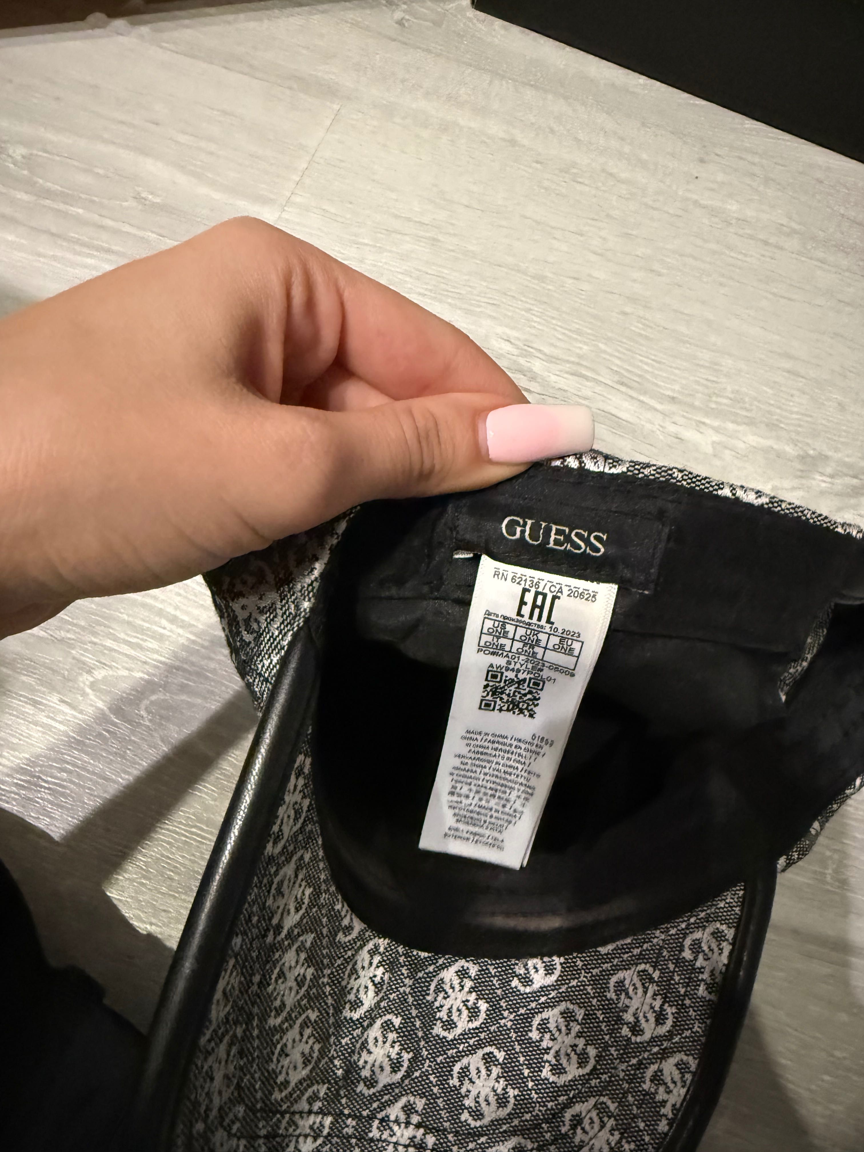 Дамска Шапка Guess