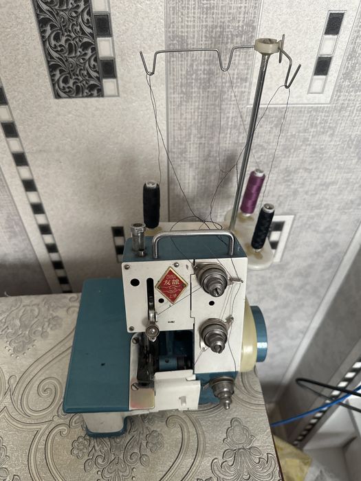 Оверлок б/у в отличном состоянии