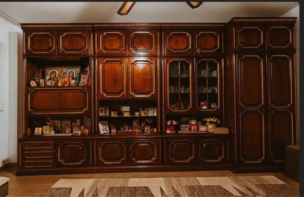 Mobila de lemn masiv