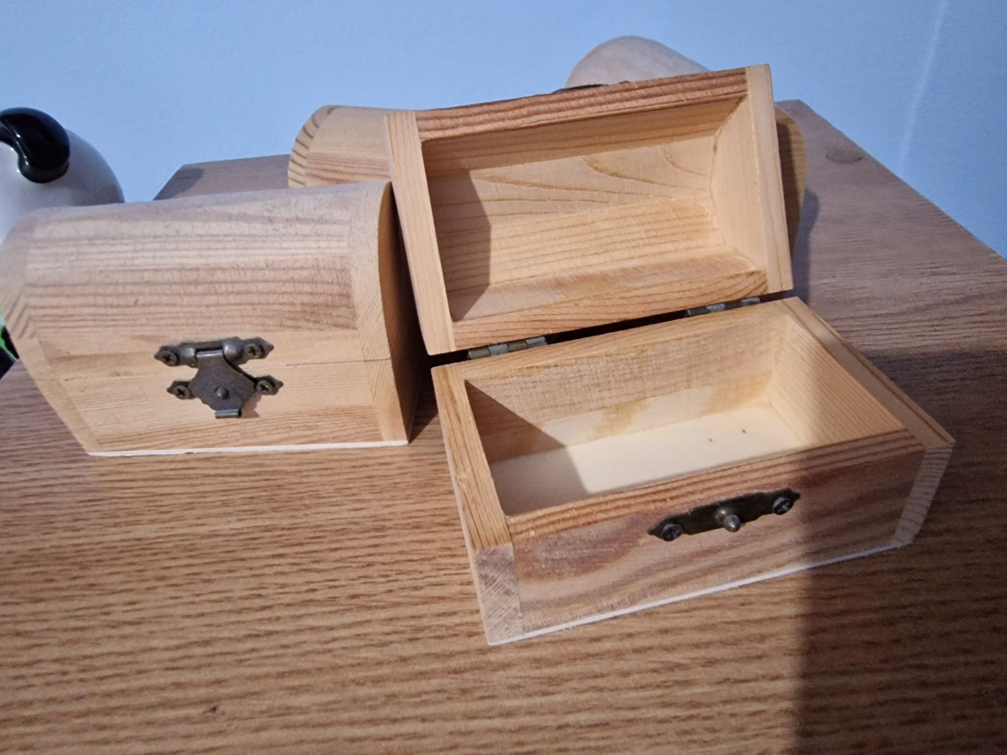 Cutii din lemn cu balamale