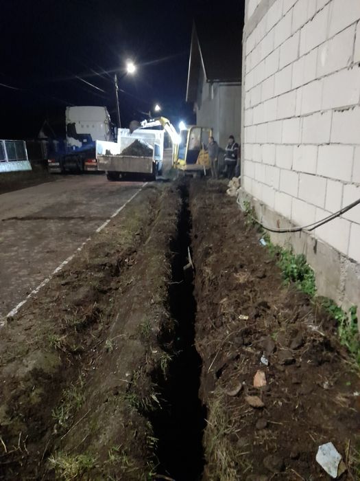 Executam săpături. Miniexcavator și  Buldoexcavator