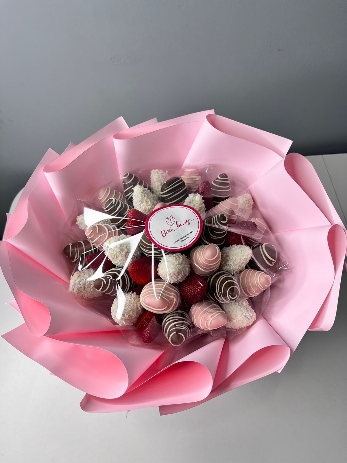 Клубника в шоколаде Алматы, цветы, торт, сладкий подарок, гул