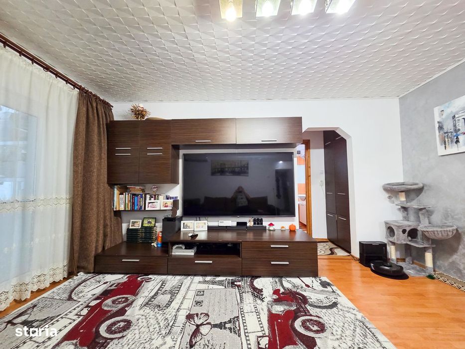 Apartament 3 camere semidecomandate, etaj 1, zona Miron Costin, Cora