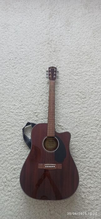 Vând chitara acoustica