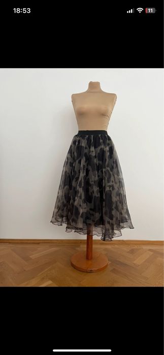 Fusta organza ampla, negru si gri