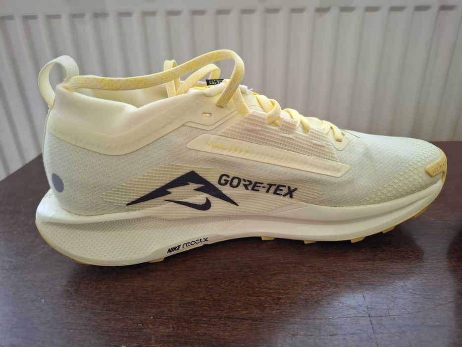 Маратонки  Nike  светложълти