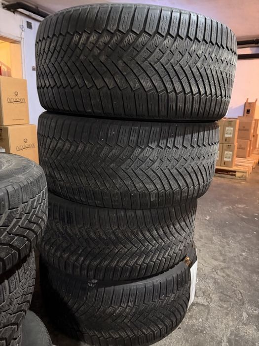 4 бр. Зимни гуми 295/40 R21 Yokohama BluEarth Winter V906 (DOT 23/22)