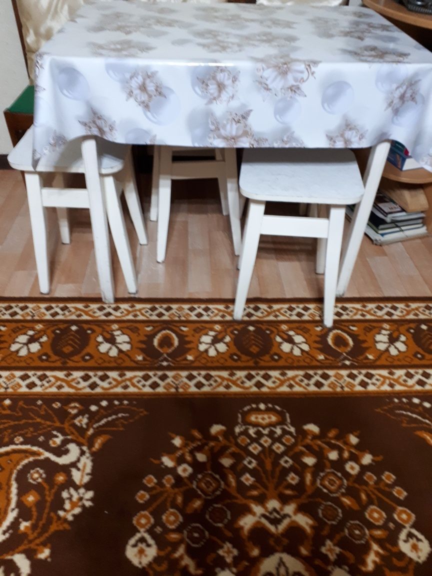 Стол кухонный с табуретками