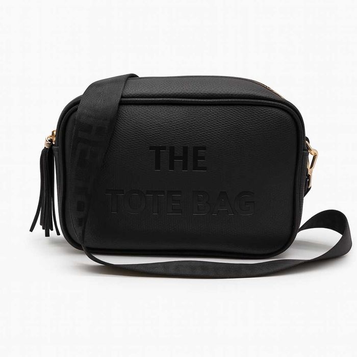 Дамска черна чанта с релефен надпис и ресни