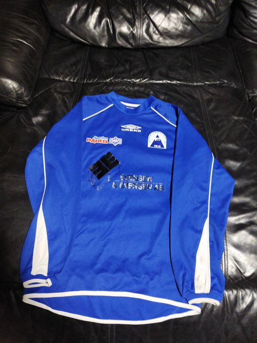 Продавам футболна тениска на ØYER-TRETTEN 1913 номерът е XS струва 25