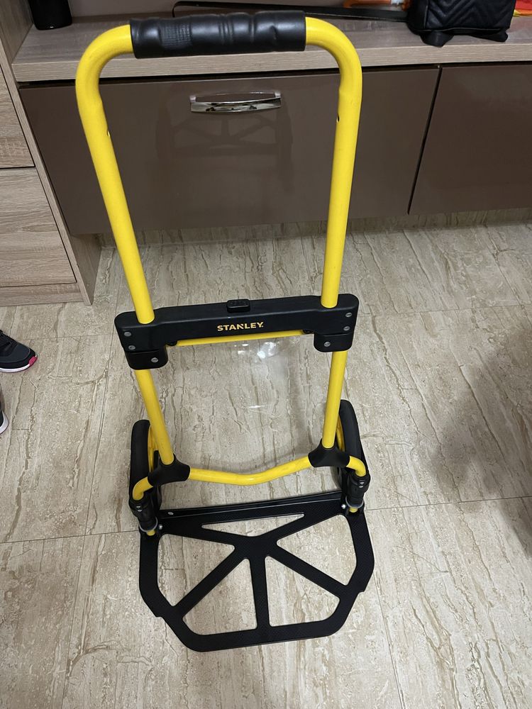 Aspirator cu fir ,carucior pentru livrari .Pretul este negociabil .