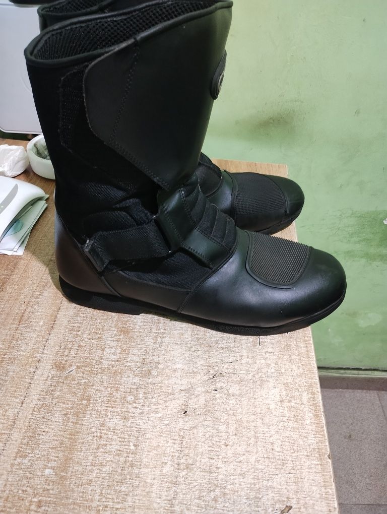 Ботуши за мотор и ръкавици