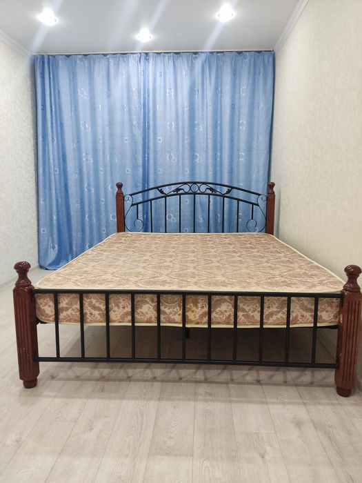 Продам кровать 2-х спальную с матрасом