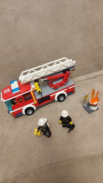 LEGO® City 60107 - Пожарникарски камион със стълба