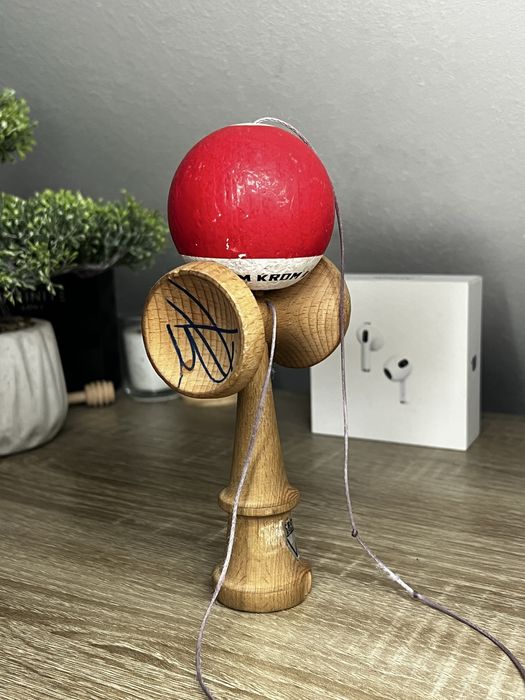 Kendama Krom cu semnătura lui Xremus