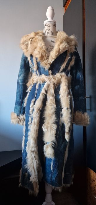 Haina lunga blana albastra