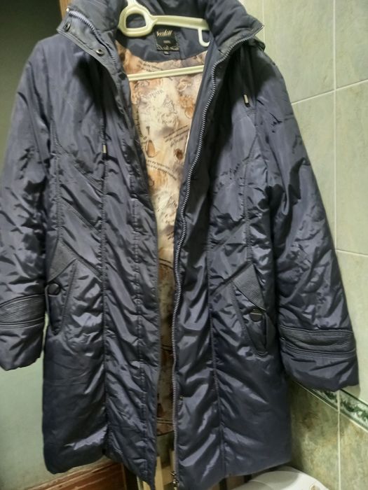 Продается женский пуховик, размер 56- 58. Цвет темно- синий.