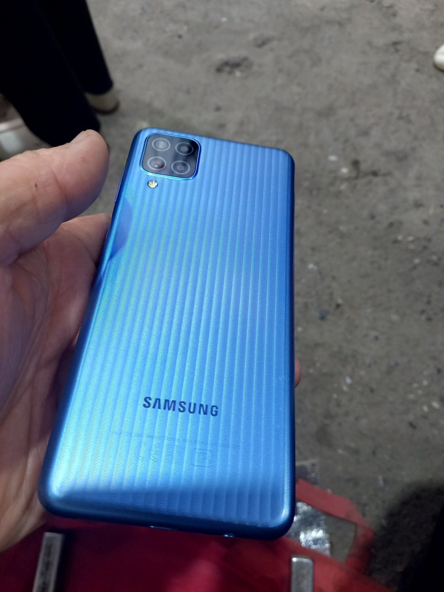 A12 samsung ideal holati tiniq 32GB hotirasi 2 sim kartasi imeyka bo'g
