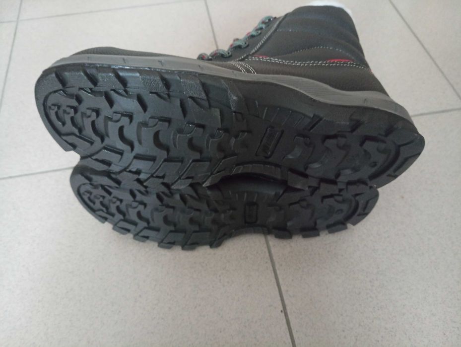 Продавам нови зимни високи работни обувки с бомбе,с вълна-44 номер.