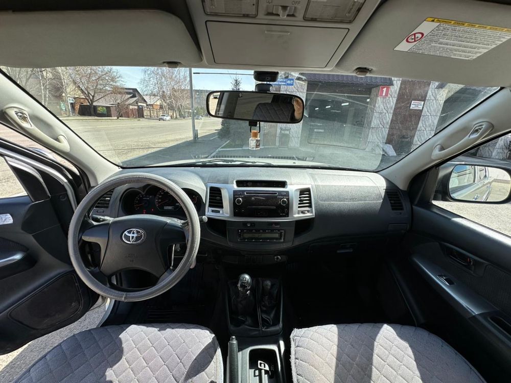 продам Toyota HILUX, 2013 года, покупалась в салоне, один хозяин