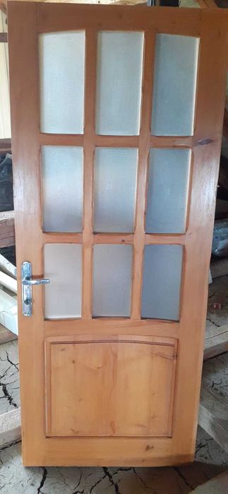 Vând 4 uși lemn masiv (brad)