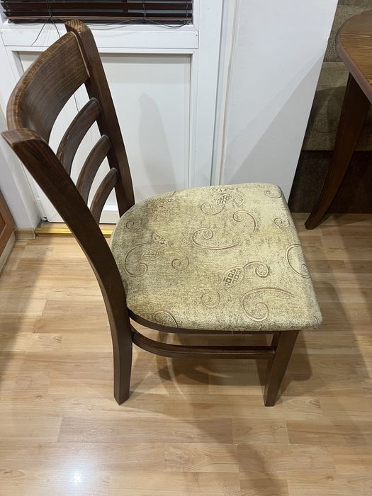 маса столове и диван за кухня