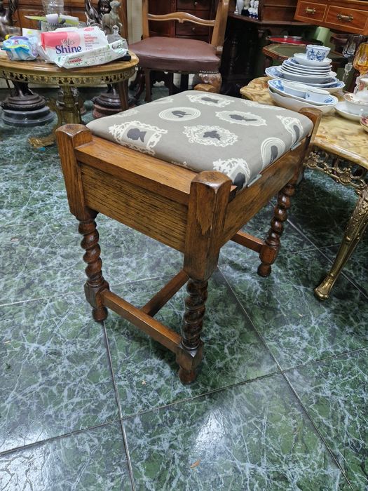 Прекрасна антикварна английска табуретка стол за пиано